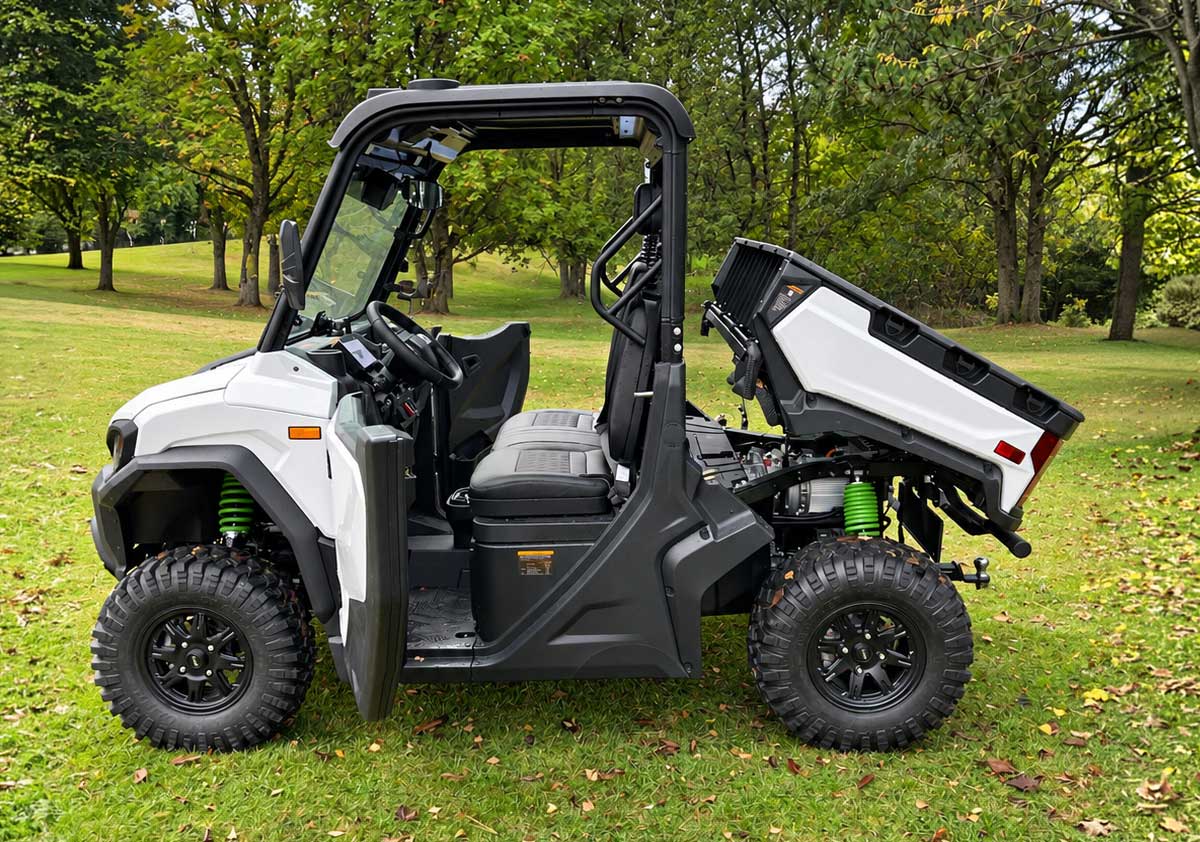 WEV E30 elektrisk UTV från sidan med uppfällt tippbart lastflak.