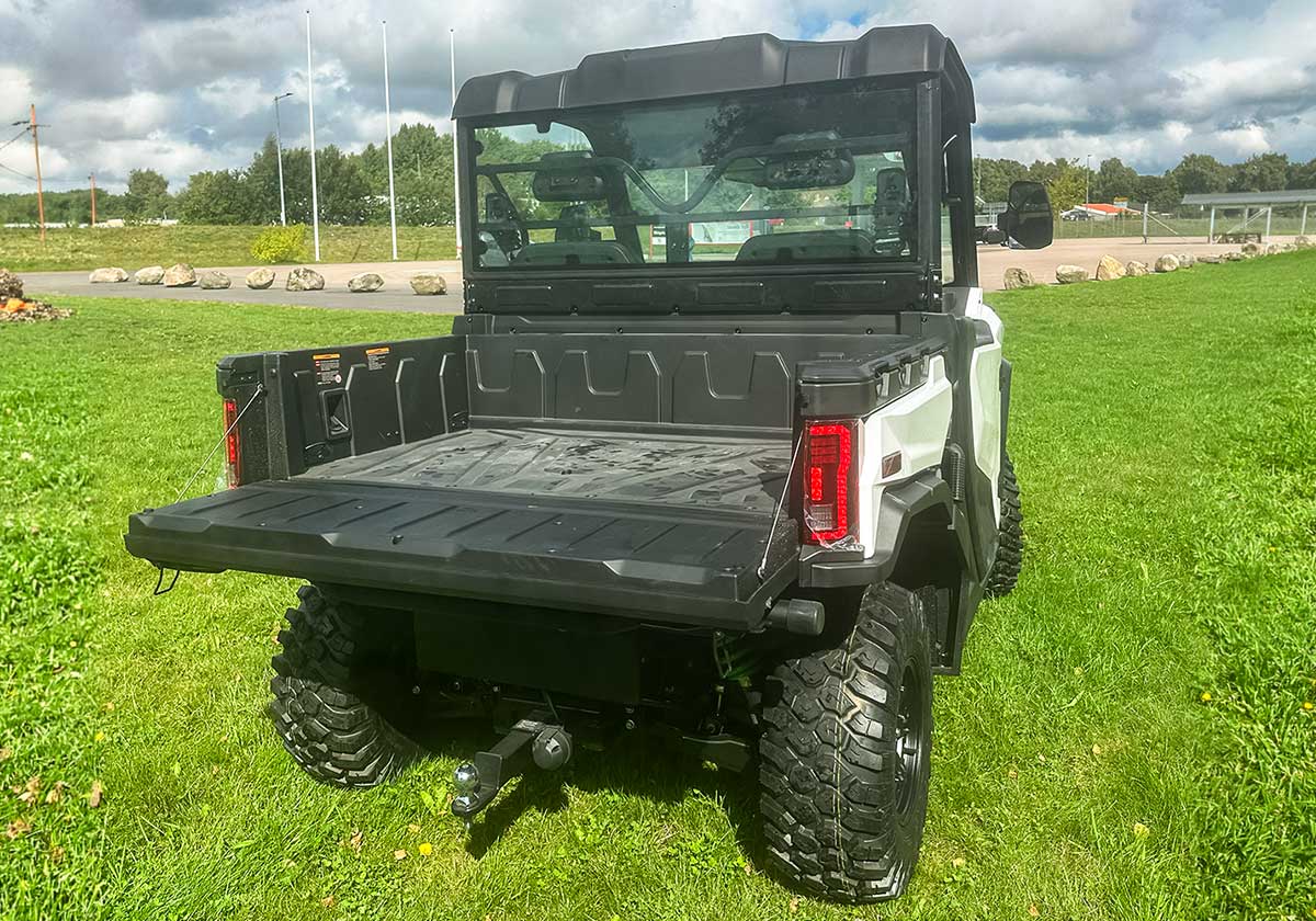 WEV E30 elektrisk arbetsbil med öppet lastflak och nedfälld bakläm.